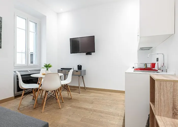 Garibaldi Square - Cozy 1 Bdr Old Town Апартаменты *